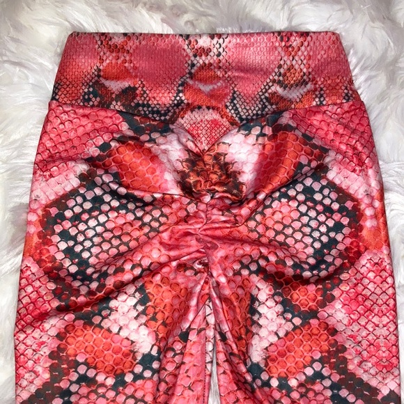 Python Snake Scrunchy Butt Leggings - Picture 6 of 7